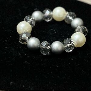 Elegant Pearl and Crystal Bracelet